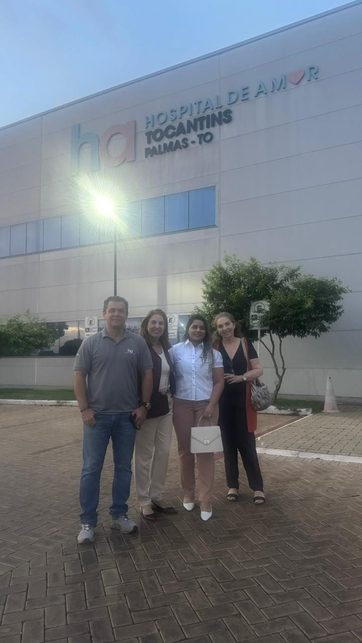 Representantes em frente à fachada do Hospital de Amor do Tocantins, em Palmas